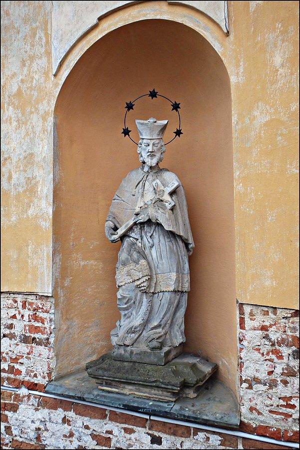Napomuk przed kościołem św. Anny
