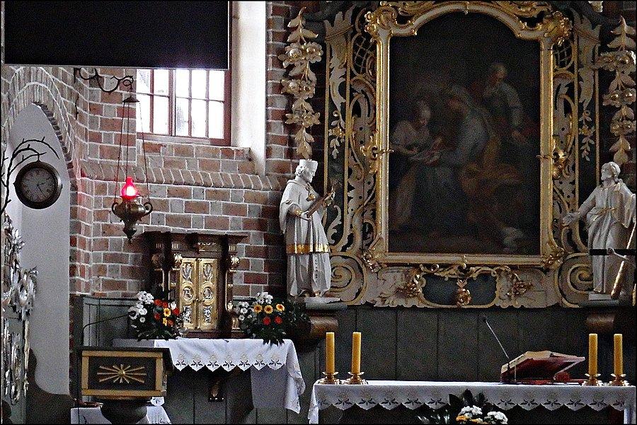Św. jan Nepomucen po lewej stronie ołtarza głównego w kościele św. Anny