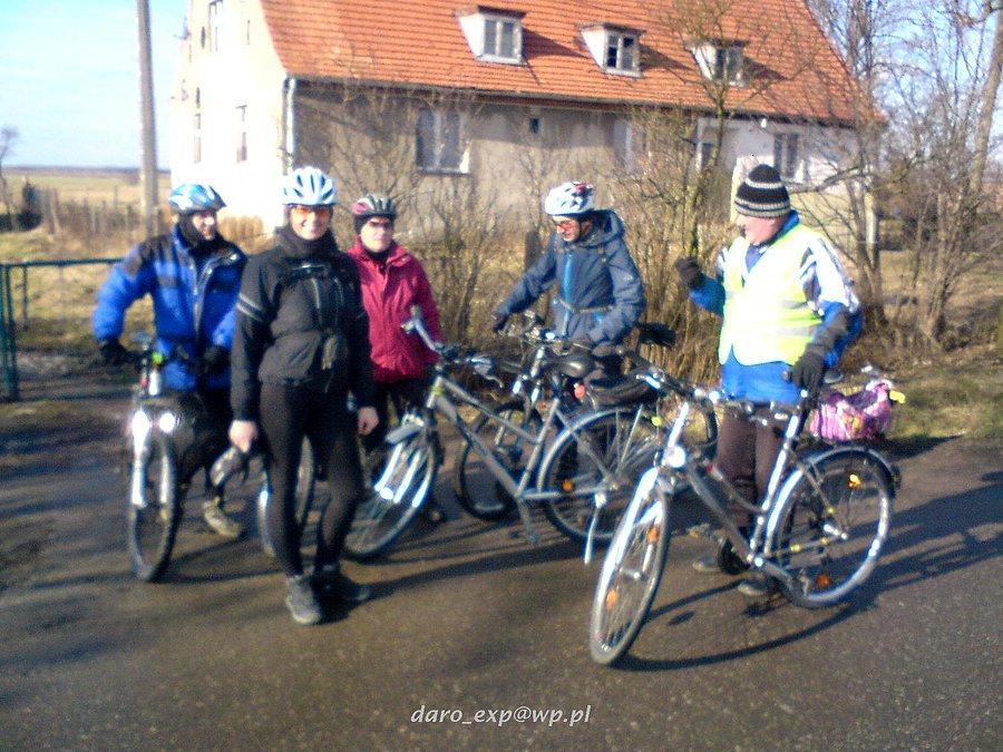 16-02-2014. Krótki postój tczewskich rowerzystów, w drodze do Mątowy Wielkich, na Niedzielnej wycieczce rowerowej do Białej Góry. Od lewej: Jarek, Asia, Marek, Mirek i Jurek