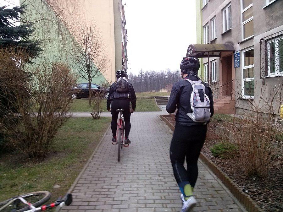 Czyżby Tomek obawiał się, że Darek Mu ukradnie ostrzaka?