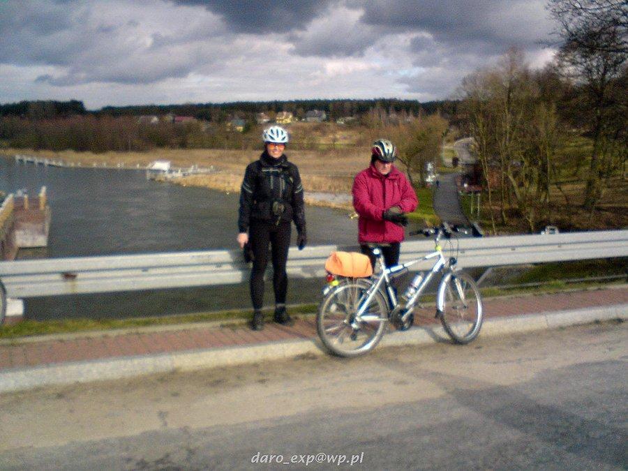 16-02-2014. Rowerzyści Asia i Marek na śluzie rzecznej w Białej Górze, podczas niedzielnej wycieczki grupowej