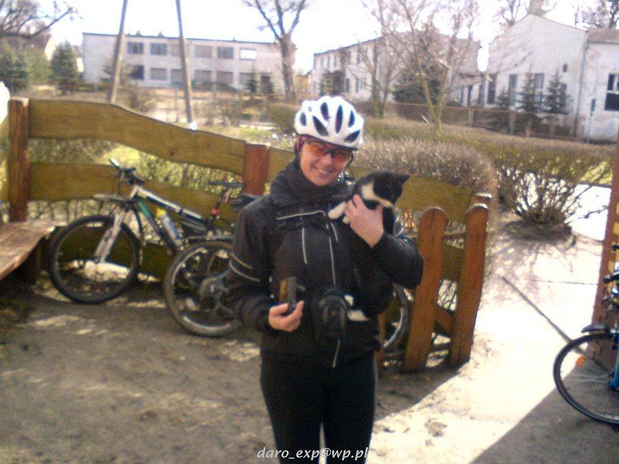 16-02-2014. Rowerzystka Asia i sympatyczny "kociak" na ramieniu, podczas małego postoju przy sklepie spożywczym w Białej Górze. Uśmiech na twarzy koleżanki Asi mówi sam za siebie:)