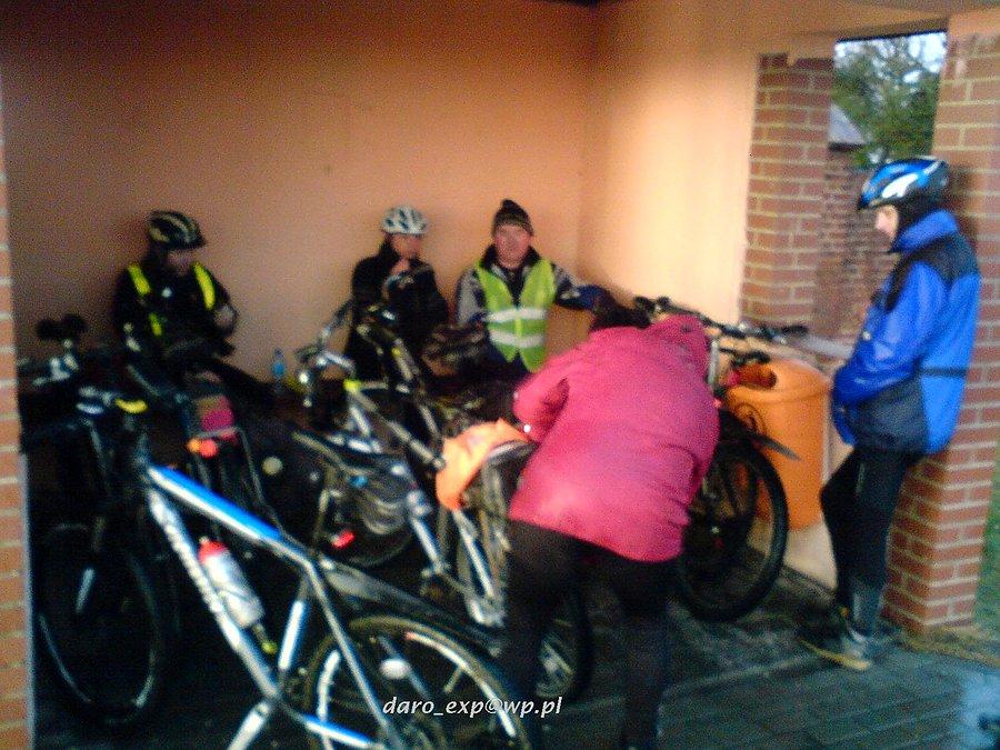 16-02-2014. Uczestnicy Niedzielnej przygody na przystanku w miejscowości Dąbrowa, przeczekujemy ulewny deszczyk, który popołudniu zastał Nas na drodze. Wycieczka rowerowa bez przygód, to, co to za wycieczka, no nie:)
