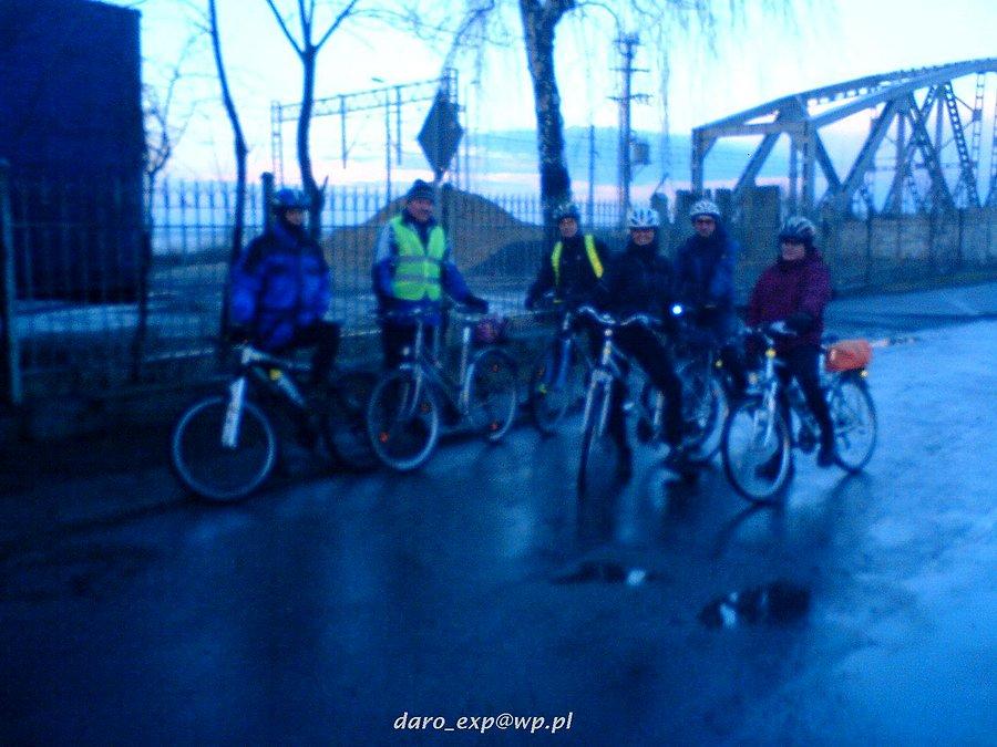 16-02-2014. No i po wycieczce, ostatnia fotka grupowa uczestników niedzielnej wycieczki, Jesteśmy w Tczewie, za chwilę rozjedziemy się, każdy w swoją stronę do domów. Wszyscy uśmiechnięci, zadowoleni i oto w tym wszystkim chodzi:)