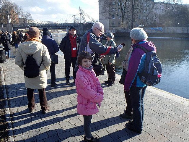 Spotkanie z dziennikarzem radia PiK na bulwarze nad Brdą w pobliżu Mostu Królowej Jadwigi