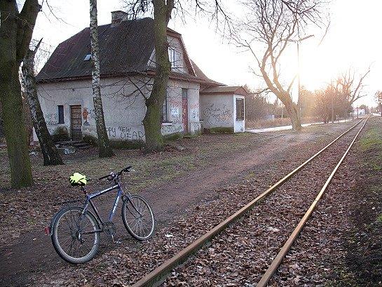 Opuszczony budynek stacyjny w Gołkowie, czy dla niego zaświeci słońce, czy wręcz przeciwnie - zajdzie?