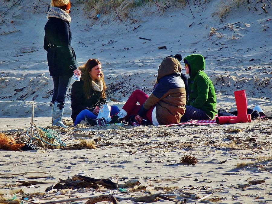 Plaża w Jantarze. Młodzież się bawi