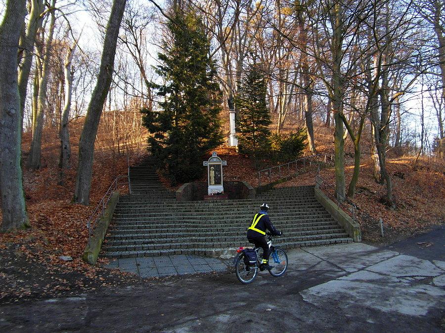 Droga krzyżowa prowadząca do kaplicy na wzgórzu w Gdańsk Św. Wojciech