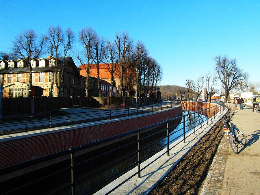 Kanał Raduni z piękną nową trasą pieszo-rowerową w Gdańsku Oruni
