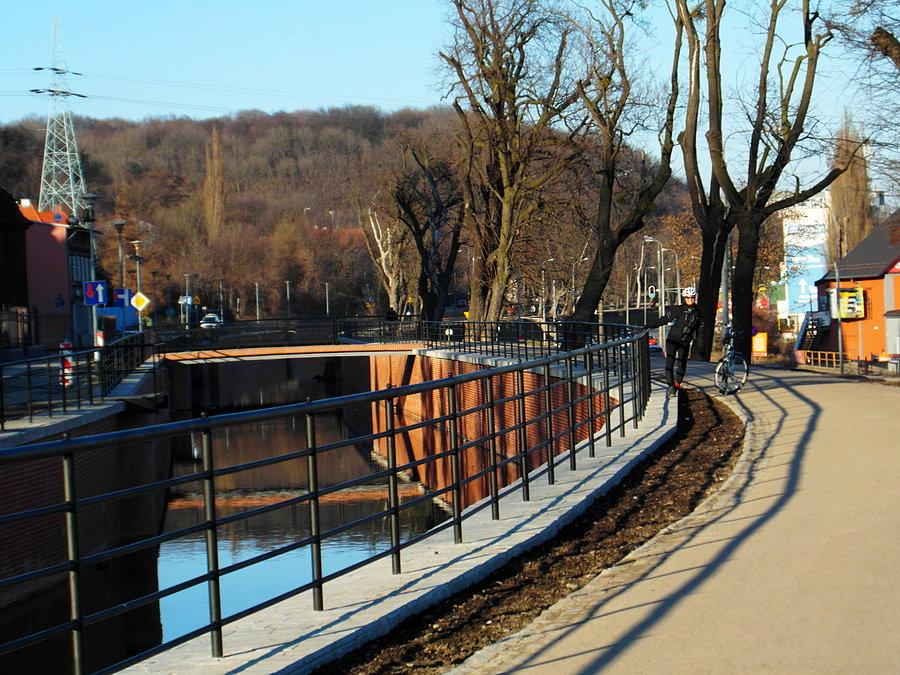 Kanał Raduni z piękną nową trasą pieszo-rowerową w Gdańsku Oruni