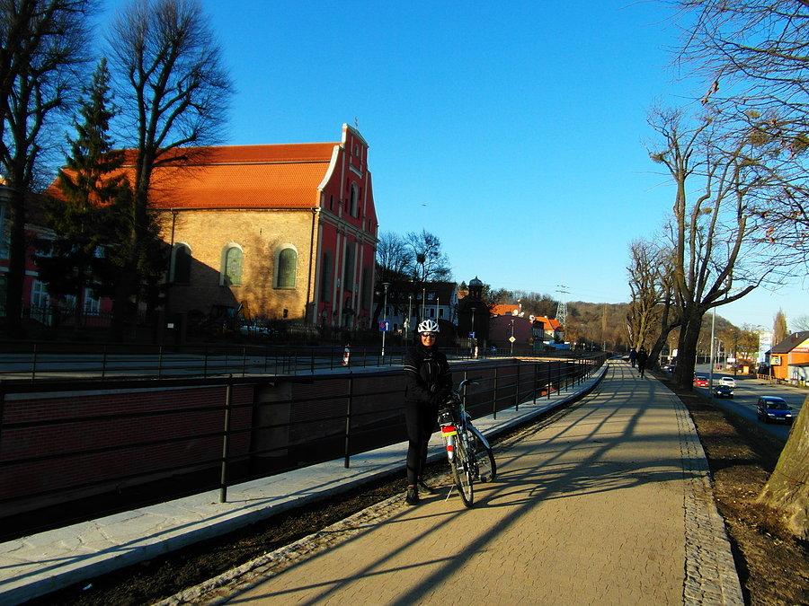 Kanał Raduni z piękną nową trasą pieszo-rowerową w Gdańsku Oruni
