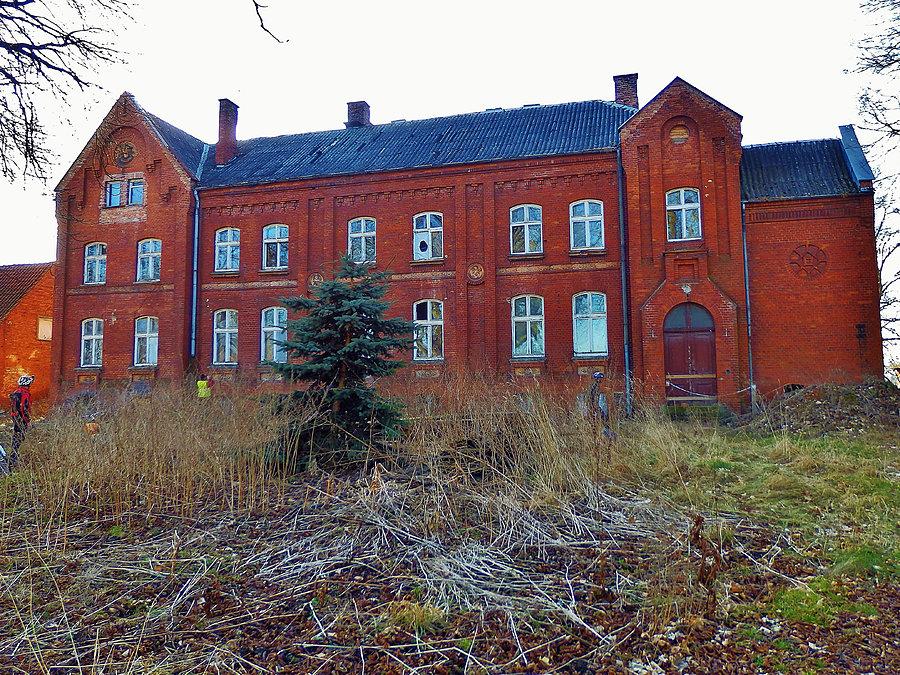 Zamek w Sobowidzu - Budynek wzniesiony w XIX wieku na fundamentach zamku,