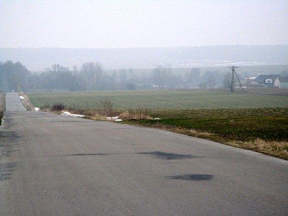 Droga od Kozic Górnych w stronę Kawęczyna