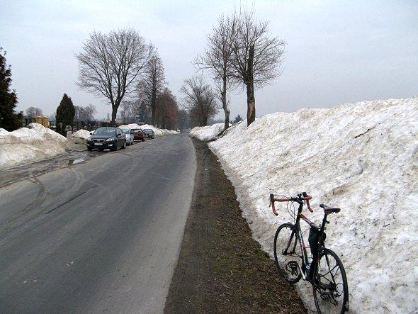 Pryzmy śniegu w Kawęczynie