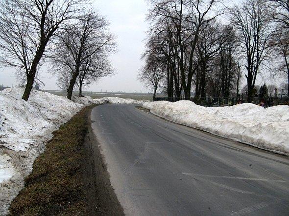 Śnieg przy drodze