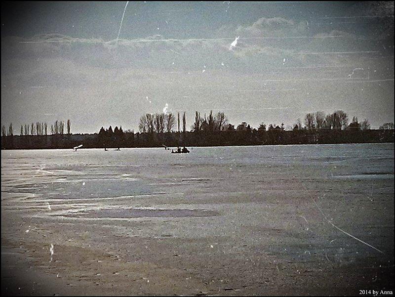 To jest QUAD. Ciągnący po tym lodzie coś ala sanki.... Z kilkoma osobami