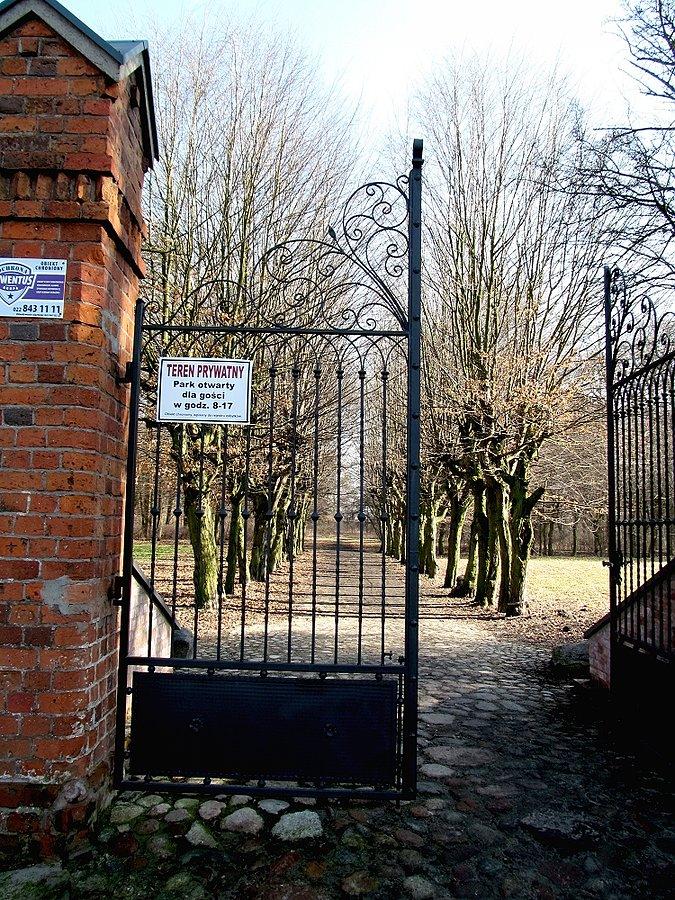 Brama wejściowa na zamek w Sobocie -prywatne a jednak udostępnione... bardzo miłe