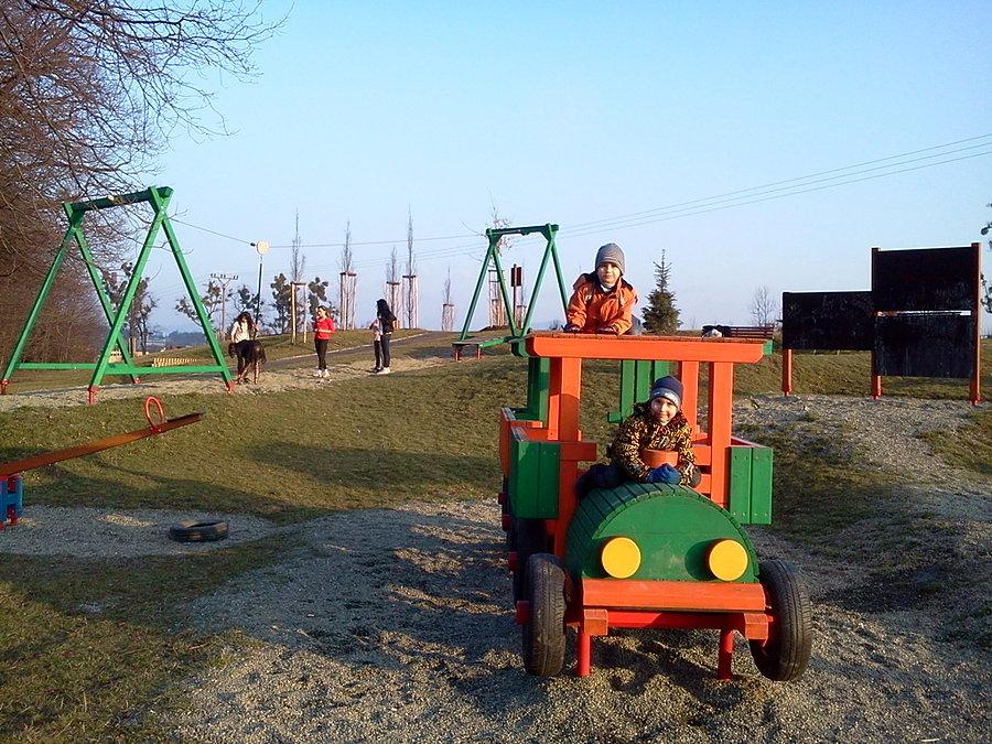 Wojtek i Paweł na placu zabaw