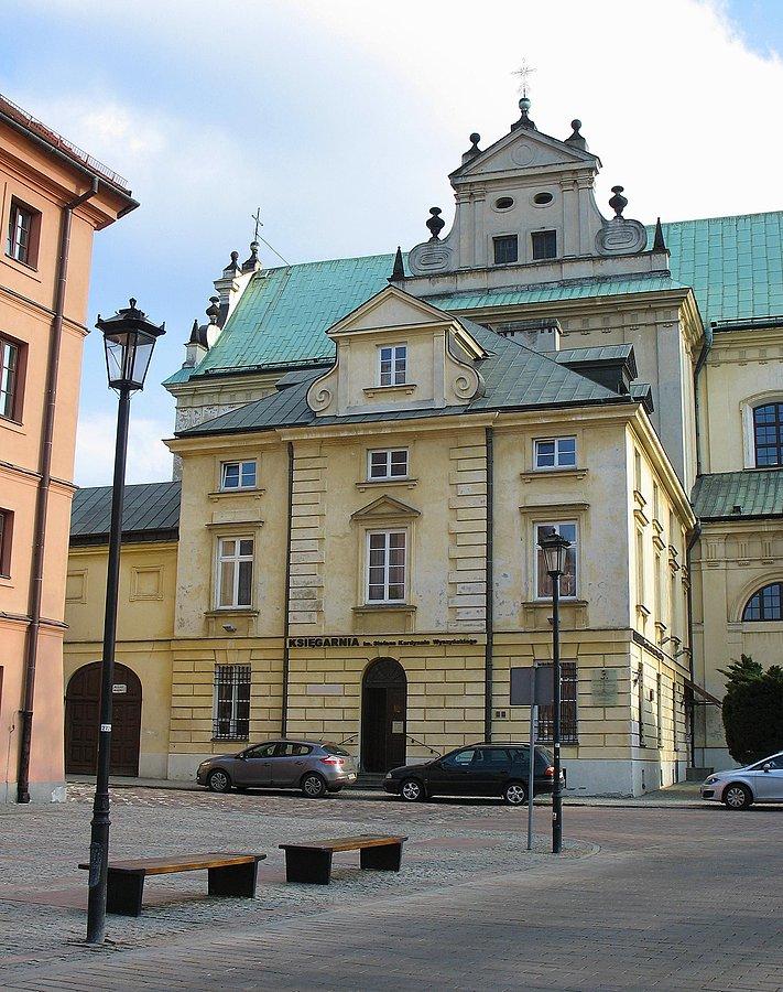 Przy kościele Karmelitów