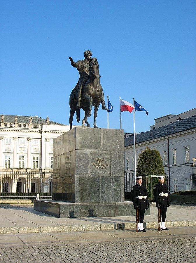 Przed Pałacem Namiestnikowskim