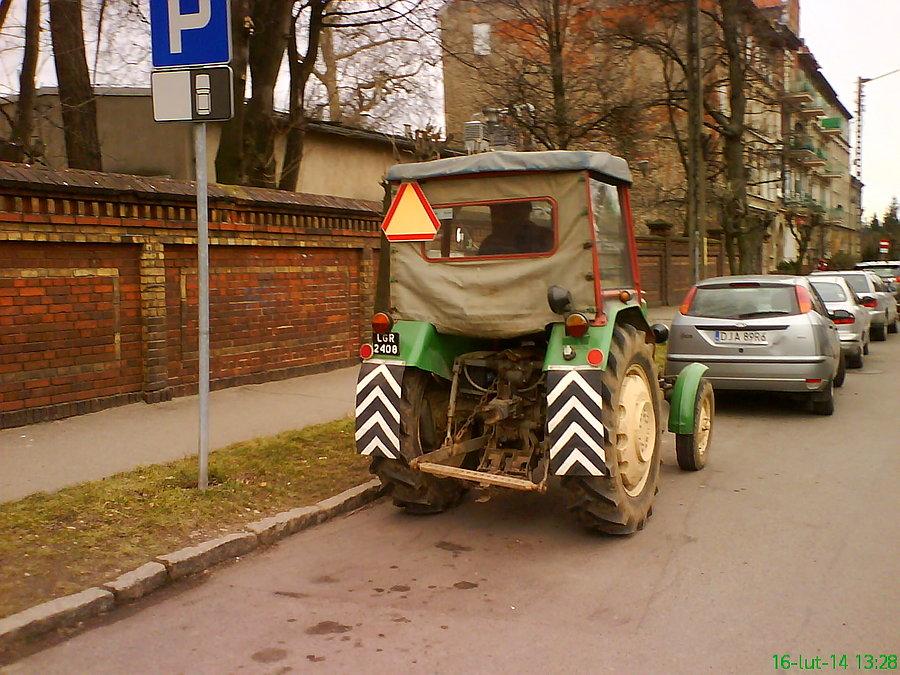 Jawor. Traktor stary, ale czysty, schludny i z "bajerami" w połączeniu z takimż właścicielem sugerował, że jest używany jako samochód osobowy