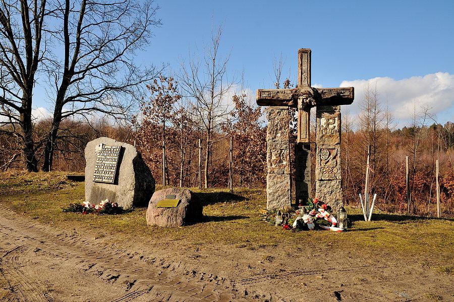 Pomniki upamiętniające obóz jeniecki Oflag II D Gross-Born