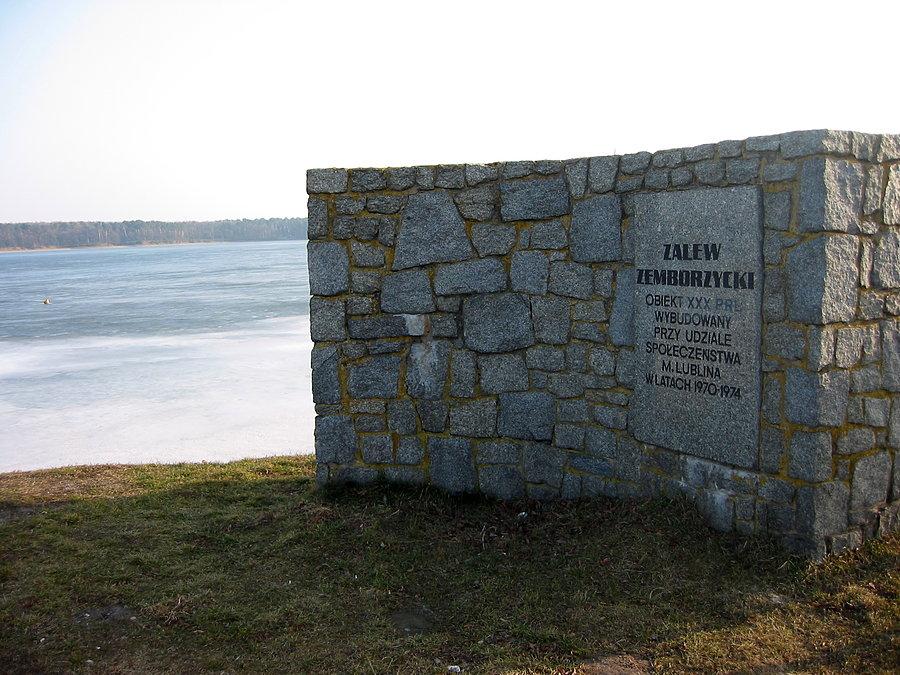 Tablica pamiątkowa przy Zalewie Zemborzyckim