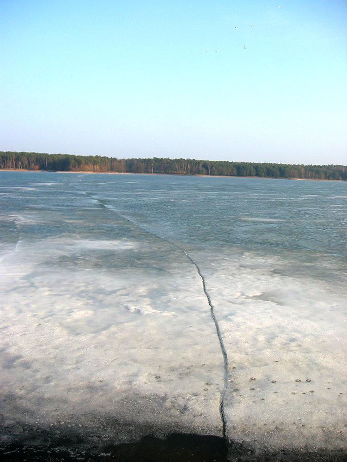 Północna część Zalewu Zemborzyckiego w okowach lodu