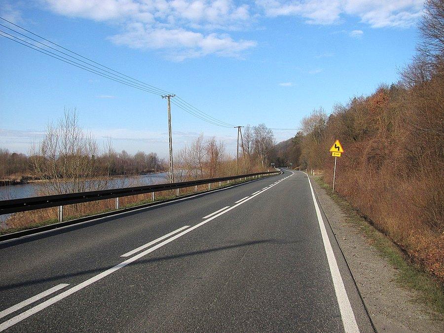 Ruchliwa (choć na fotce nie widać) droga wzdłuż Dunajca w Melsztynie