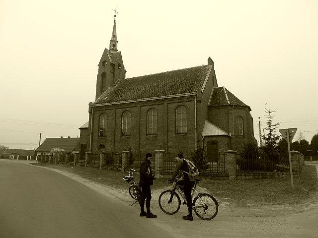Neogotyk z bikerami w Kowalewku