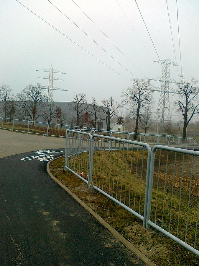 Tu kończy się aleja, a zaczyna ddr na wiadukt