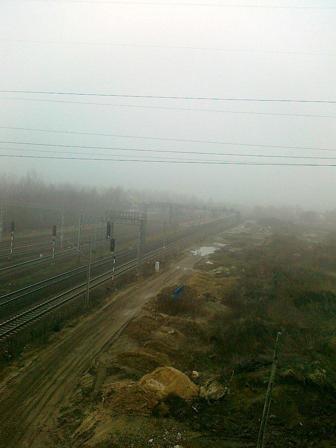 Widok z wiaduktu. We mgle przystanek Warszawa Gołąbki