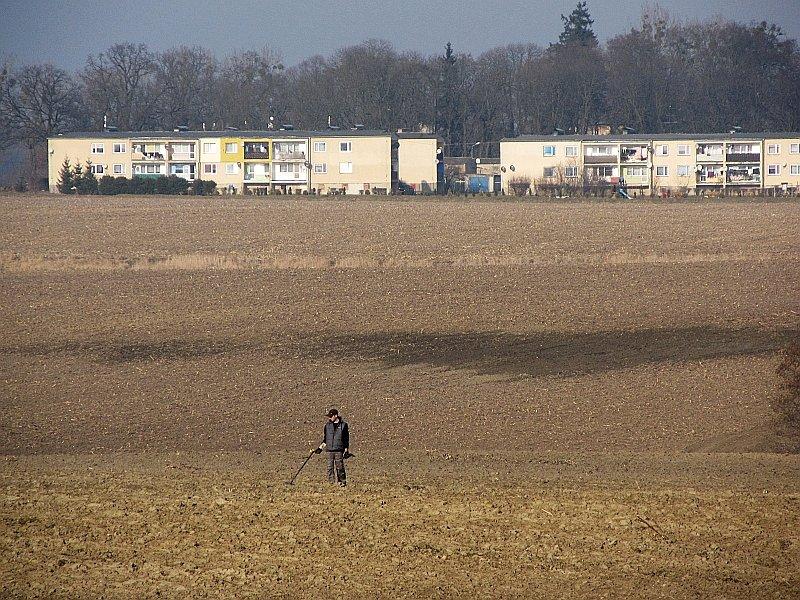 Poszukiwacz skarbów na tle Karłowic