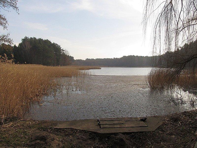 Małej Jezioro Karpnik w Rakowni