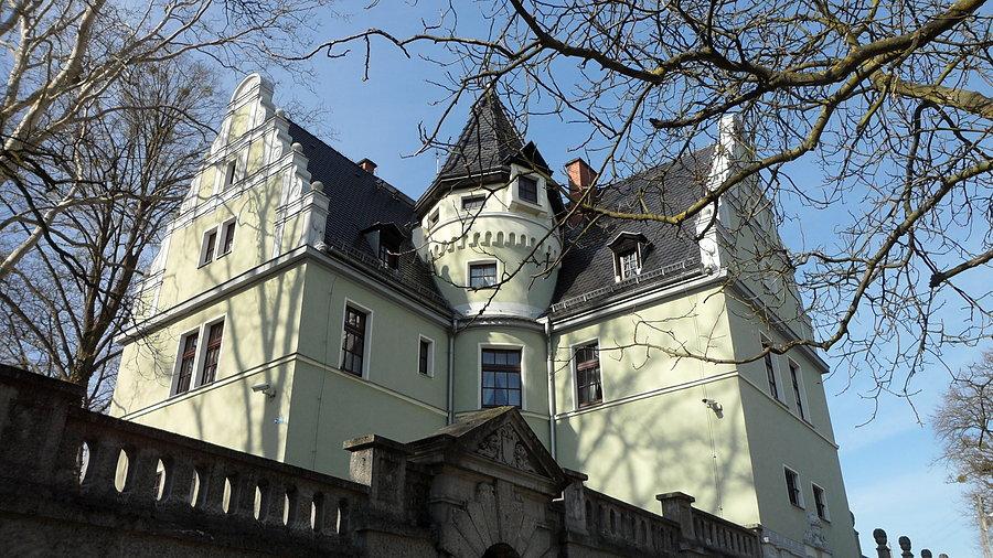 Dom pod Kogutkiem, obok zamku w Rogowie Opolskim