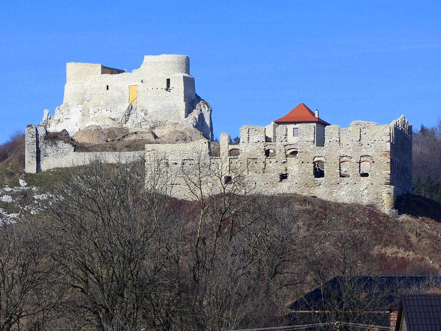 Zamek w Rabsztynie powoli rośnie. Jeszcze słoneczko