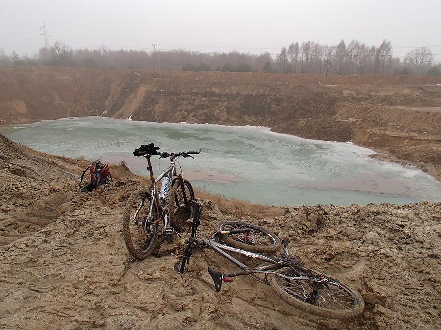 Przez bagno do żwirowni w Krukach