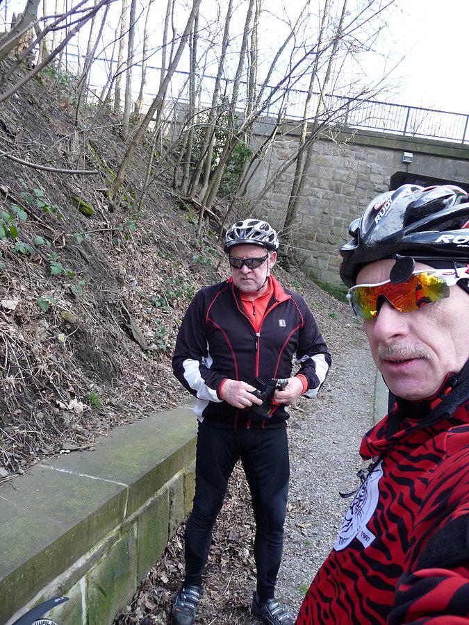 Tour Velbert - Balteneysee - Kupferdreh - przypadkowy rowerzysta udzieliö mi pomocy technicznej