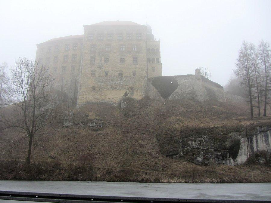 Pieskowa Skała we mgle