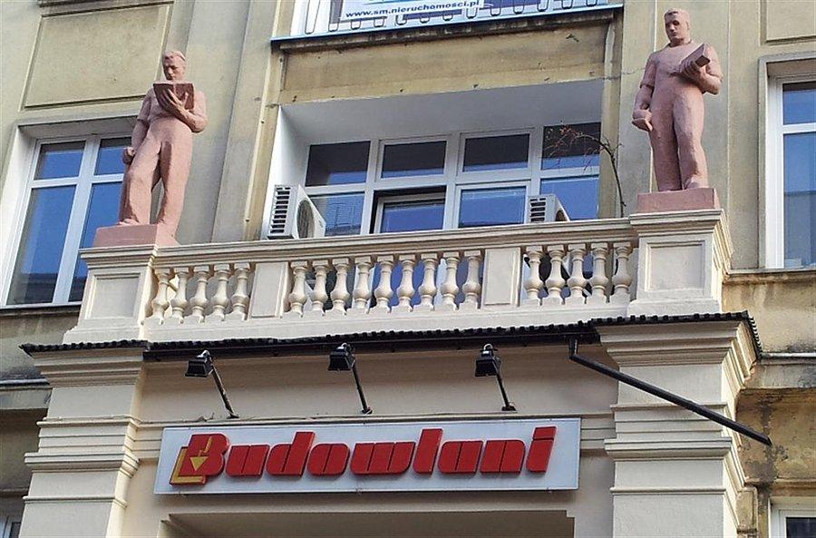 Jeden czyta, a drugi musi robić za niego