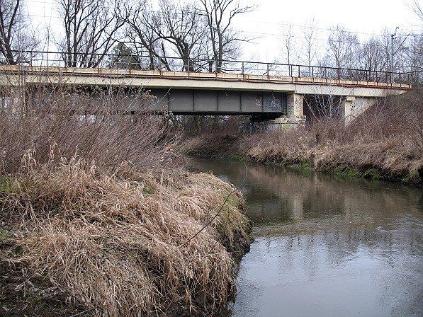 Most kolejowy nad Jeziorką- jeden z trzech kolejowych nad tą rzeką