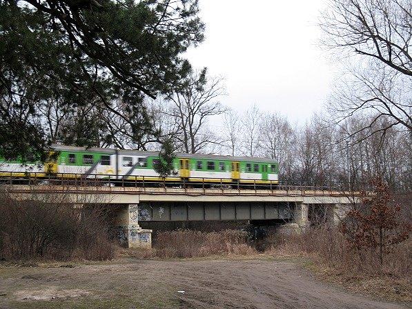 Radomiak przewoźnika KM na moscie nad Jeziorką