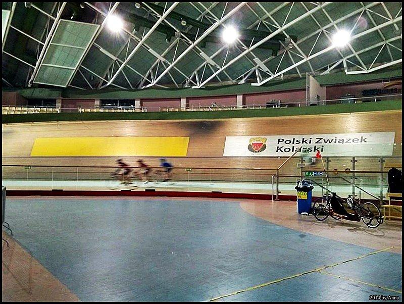 Po prawej stoi trójkołowy rower. ręczny
