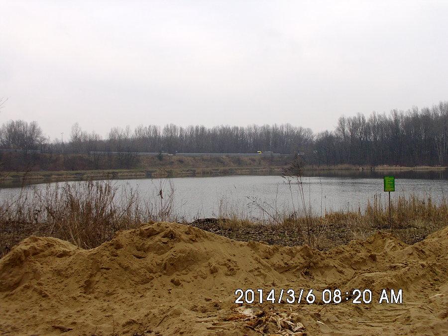 Za stawem Zacisze widać Drogową Trasę Średnicową