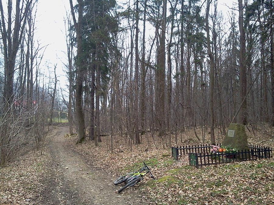 Pomnik w lesie