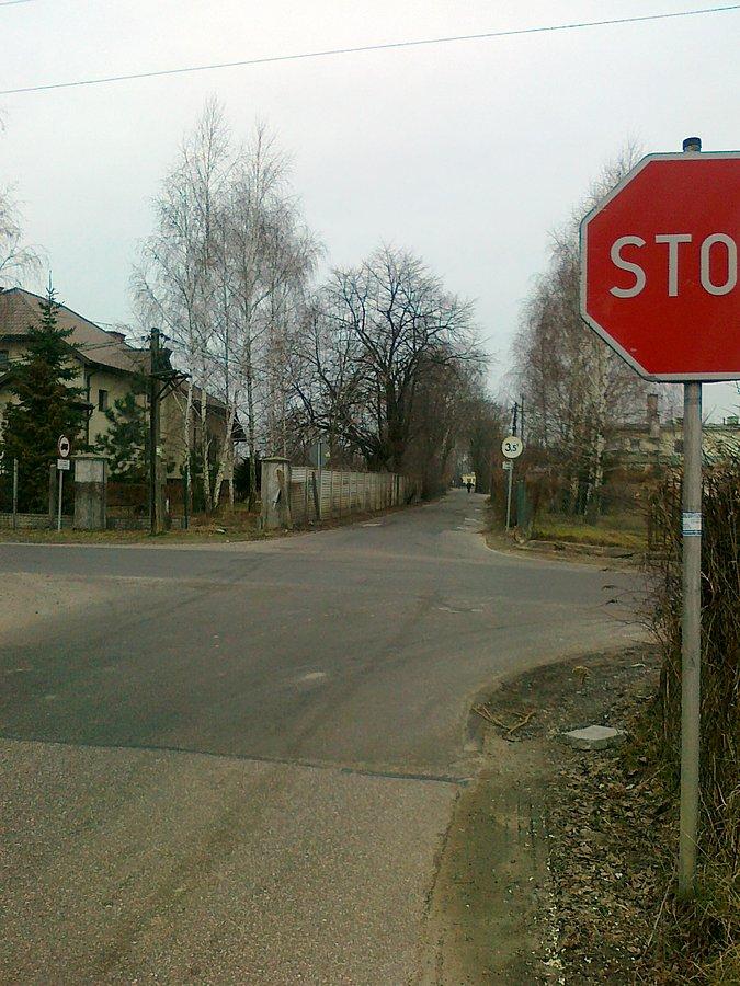 Najpierw skręciłam w bok przed torami w Morach