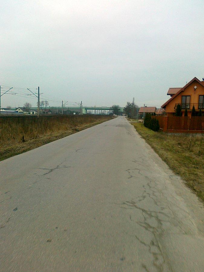 Droga wiodła wzdłuż torów