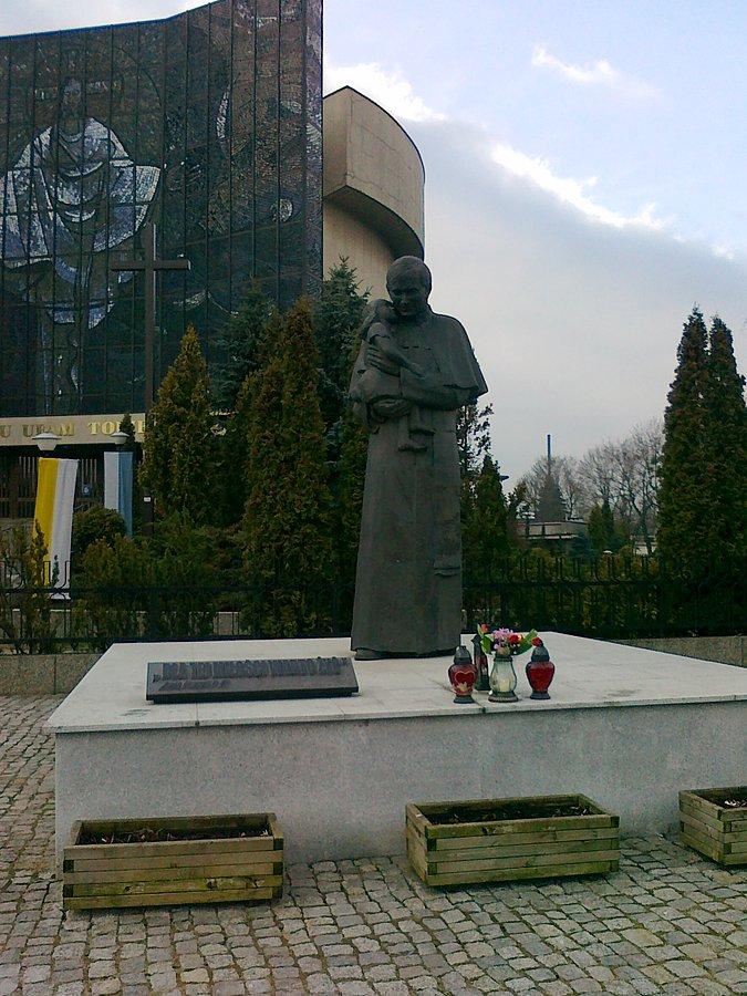 I pomnik Jana Pawła II przed kościołem