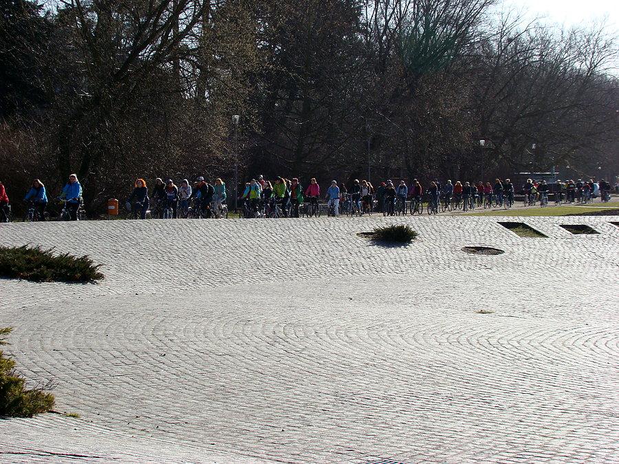 Widok na kolumnę pań pod pomnikiem Trzech Orłów . 2