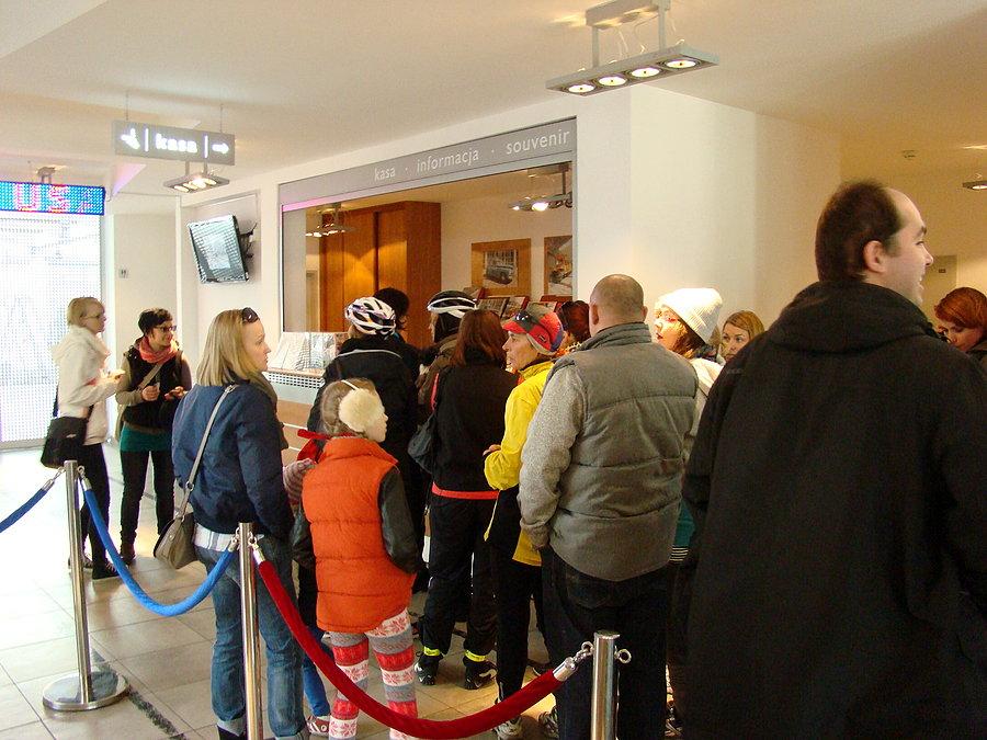 W kolejce do wejścia do muzeum